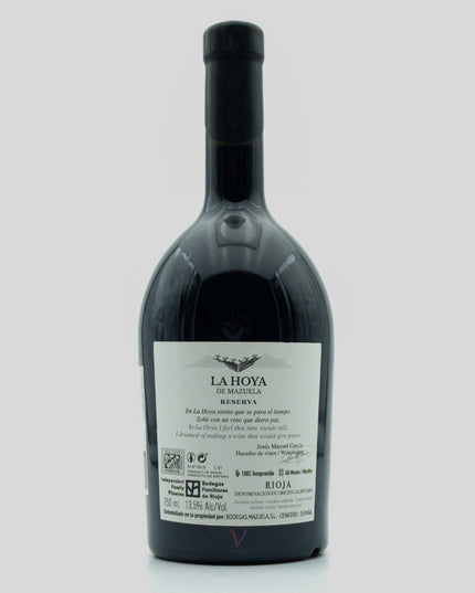Parte trasera de una botella de vino de tempranillo premium, La Hoya de Mazuela, sobre un fondo blanco.