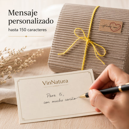 Regalo gourmet VinNatura con tarjeta personalizable, caja envuelta con lazo amarillo y mensaje escrito a mano