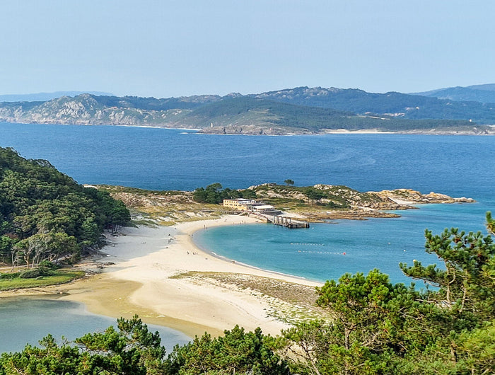 Playa de Rodas en las Islas Cíes con las Rías Baixas al fondo donde se cultiva la famosa uva Albariño.