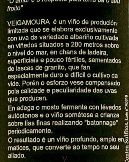 Etiqueta trasera de la botella de un vino blanco biodinámico, Veigamoura sobre un fondo blanco.