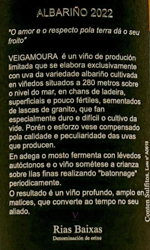 Etiqueta trasera de la botella de un vino blanco biodinámico, Veigamoura sobre un fondo blanco.